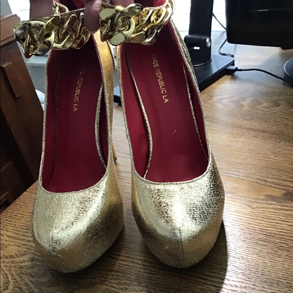 Gold high strapped pumps